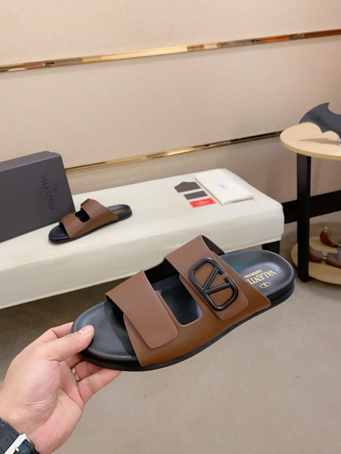 Men's shoes💰: 440💰[Valentino] New men's boutique slippers, counter quality, classic plaid, the actual workmanship is quite complex🔰The uppers are made of imported fabrics➕🐑Sheepskin lining, which tests the craftsman's craftsmanship➕original PU outsole. Size: 38-44 (45 can be customized, non-refundable)